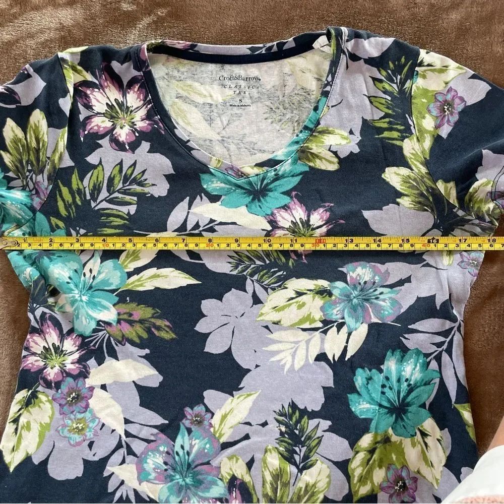 Croft & Barrow Women’s Floral Short Sleeve V-Neck Top - Blue and Green Size S - Picture 4 of 6